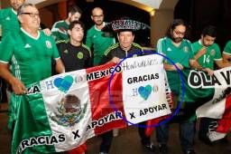 Aficionados mexicanos llegaron a recibir a su selección y dedicaron una pancarta a Honduras, su rival de mañana. Fotos Delmer Martínez