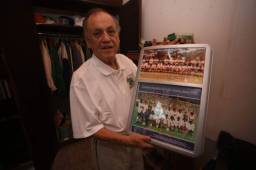 Chelato Uclés arriba hoy a sus 77 años de edad en compañía de sus amigos.