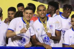 Harold Fonseca y Eddie Hernández mostrando la medalla de campeón; atrás Deybi Flores y Maylor Núñez, también con pasado motagüense.