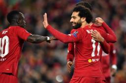 Mohamed Salah tuvo que aparecer con un doblete para salvar el triunfo de local del Liverpool. FOTOS: AFP