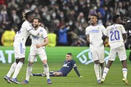 Futbolistas del Real Madrid festejan el pase a cuartos mientras Verratti se queda lamentando en el suelo.