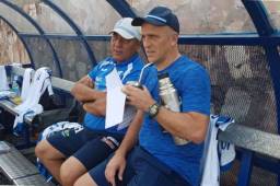 Fabián Coito dialoga con Carlos Tábora, titular de esa Selección.