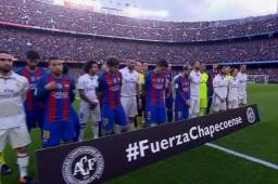 Momento en que se juntaron jugadores de ambos equipos para dar un pequeño tributo a víctimas del Chapecoense.