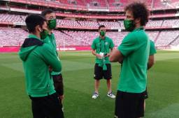 El hondureño Jonathan Rubio conversando con su compañero Joao Pedro antes del inicio del juego en la cancha del estadio del Benfica. Foto cortesía Tondela