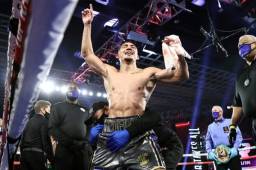 El boxeador hondureño, Téofimo López, fue elegido como el mejor púgil del 2020 según la asociación de escritores de América. Fotos Top Rank