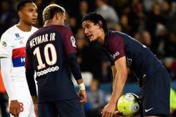 Neymar y Cavani protagonizaron un momento de polémica por querer cobrar un penal ante el Lyon.