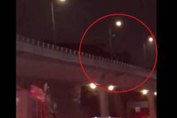 El temblor estuvo a punto de hacer caer un puente periférico en México.