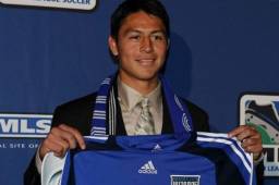 Roger Espinoza recordó cuando andaba el traje que le quedaba grande.