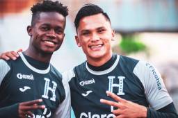 El capitán de la Selección de Honduras, Denil Maldonado (der.), junto a su amigo y excompañero del Motagua, Jonathan Núñez en la práctica de la Bicolor.