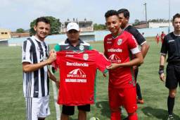 Momentos en que Allan Banegas le entregaba la camiseta del Marathón a Pancho.