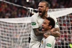 Dani Alves comentó que Neymar seguirá jugando para el PSG la próxima campaña.