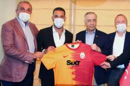 El volante Arda Turan firmó y es nuevo jugador del Galatasaray de Turquía.
