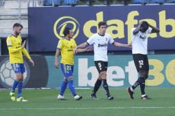 El jugador francés del Valencia, Bakano Mouctar Diakhaby, salió llorando del partido luego de recibir insultos racistas de un futbolista del Cádiz. Foto cortesía