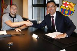 Gerard Deulofeu firmó su contrato al lado del presidente, Josep Maria Bartomeu.