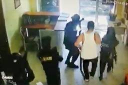 Momentos cuando los mareros vestidos de policías, salían del edificio del poder judicial con el jefe de la MLS, Alias Porky a quien liberaron. Foto cortesía