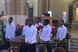 Los jugadores del Olimpia cuando estaban muy cerca del féretro de Rafael Ferrari.