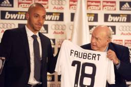 Julien Faubert cuando fue presentado por el Real Madrid por el extinto Alfredo Di Stéfano.