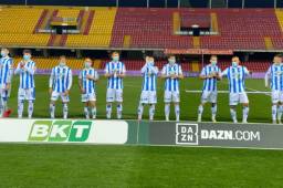 Los futbolistas del Pescara con las mascarillas, haciendo conciencia por la propagación del coronavirus.