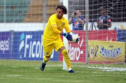 El arquero Kevin Hernández salió dolido por la goleada ante Motagua y aseguró que 'nunca había recibido cinco goles'. Fotos Ronald Aceituno y Johny Magallanes