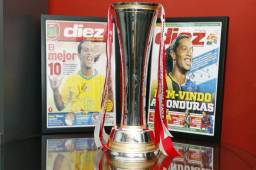 El trofeo de la Liga Concacaf que se llevará el ganador entre Olimpia de Honduras y Santos Guápiles de Costa Rica, en la redacción de DIEZ. Foto Delmer Martínez