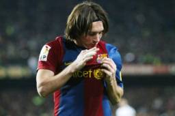 Lionel Messi besando el escudo del Barcelona.