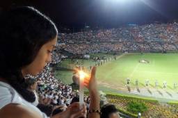 Los aficionados colombianos del Atlético Nacional de Medellín se han reunido en el Atanasio Girardot para rendir homenaje al Chapecoense.
