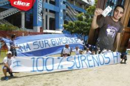 Mucha gente ha viajado grandes distancias mientras este ciudadano no hizo tanto esfuerzo para agenciarse con un boleto.