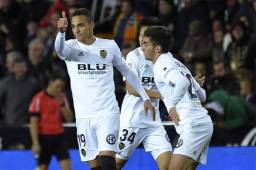 Tres goles de Rodrigo Moreno hicieron posible el pase del Valencia a 'semis' de la Copa.