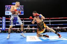 El momento en el que Teófimo López envía a la lona al mexicano Diego Magdaleno.