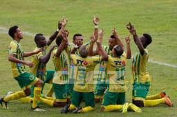 Parrillas One celebra el triunfo sobre el Villanueva FC en el estadio Olímpico.