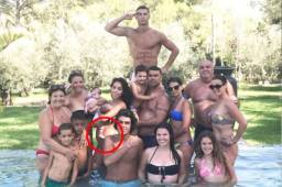 El jugador del Real Madrid junto a su familia en una piscina.