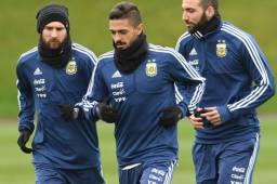 Lanzini en el entranamiento junto con Messi e Higuaín.