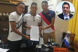 Los hermanos Meléndez luego de firmar contrato de representación con la empresa Imagine Future de Álvaro Izquierdo.