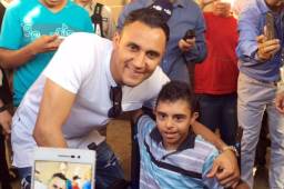 Kendall Salas llegó en en silla de ruedas para conocer a Keylor Navas q uien accedió y hasta colocó una imagen con él en su Twitter.