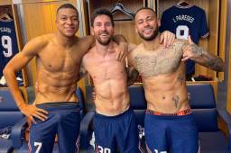 Mbappé, Messi y Neymar en los vestidores luego de derrotar al City en la Champions.