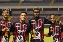 Alajuelense propina paliza al Guanacasteca y es líder en Costa Rica; los hondureños Alex López y Bryan Félix vieron acción