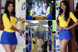 Cervecería Hondureña, máximo patrocinador de la Liga Nacional presentó la Copa que levantará el campeón del Clausura en Honduras. Fue custodiada en todo momento por dos bellezas sampedranas. Fotos N. Romero y M. Valenzuela.