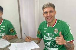 Mathias Techera posa para el lente después de estampar su firma como futbolista de Marathón.