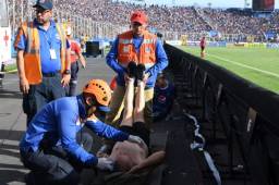 Una de las víctimas de la avalancha del estadio Nacional cuando salía en camilla para ser atendida en un centro asistencia. Foto AFP