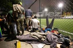 En esta parte del complejo los hondureños se acomodaron para dormir a la orilla de una cancha, con un par de colchonetas y nada más.
