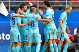 Los jugadores del Barcelona celebrando la anotación de Suárez.