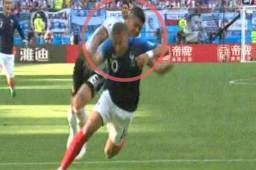 Marcos Rojo tuvo que cometerle falta dentro del área a Mbappé.