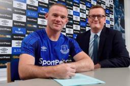 Wayne Rooney ya tiene nuevo club y se trata del Everton. Aquí firmando su nuevo contrato.