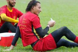 Al final del entrenamiento sus compañeros hicieron sonreír a Kevin Hernández que vive uno de los momentos más duros de su carrera.