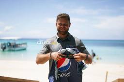 Christopher Bush posa muy orgulloso con la camiseta que debutó en el Motagua. FOTOS: Mauricio Ayala.