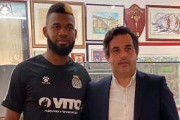 El atacante Jorge Benguché junto al presidente el Boavista Vítor Murta tras firmar su contrato.
