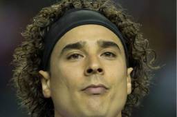 A Memo Ochoa siempre se le ha conocido por andar el pelo largo, pero hoy sorprendió en el entrenamiento de su equipo.