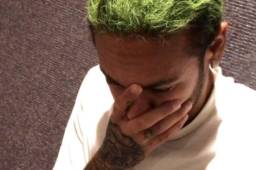 Neymar colgó en sus redes sociales una foto con el pelo pintado de verde.