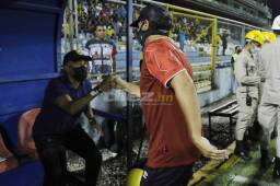 El entrenador del Real España, Raúl 'Potro' Gutiérrez, se saluda con el entrenador del Olimpia Pedro Troglio. Fotos Neptalí Romero