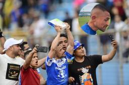 Omar Elvir saltó a la cancha del estadio Olímpico con una biblia en sus manos.